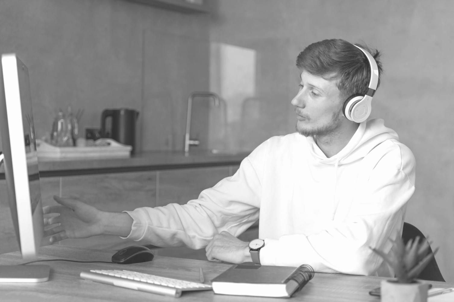 Unser Beratungsteam bei der Arbeit an individuellen Finanzlösungen